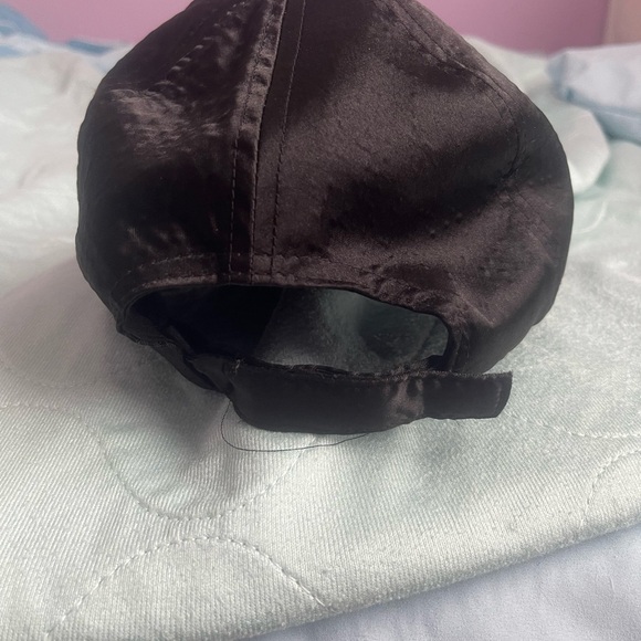 Black cap for women, reversible sequin heart. velcro closure. One size. - Picture 4 of 5